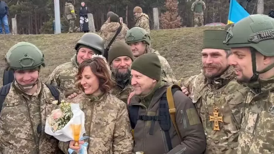 Украински бойци сключиха брак на бойното поле (ВИДЕО)
