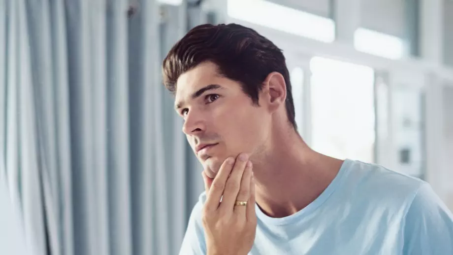 Виц за деня: Върви си по улицата мъж и среща красива блондинка