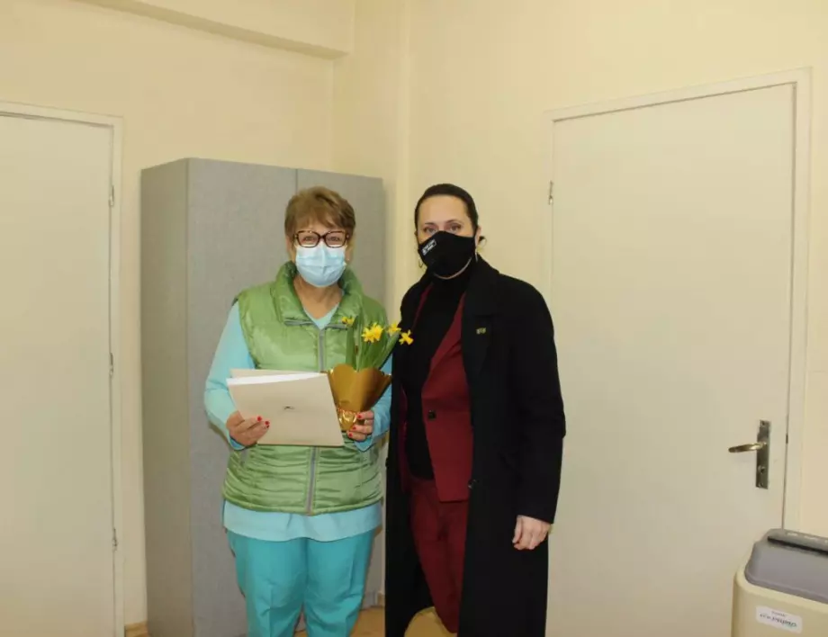 Кметът на Трявна честити 8 март на служителите на Тревненската болница