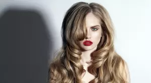 Тенденциите на 2022: Прическа тип „пеперуда”