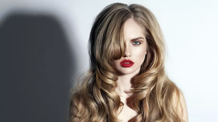 Тенденциите на 2022: Прическа тип „пеперуда”