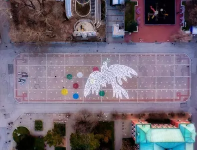 Бял гълъб на един декар украси центъра на град Кюстендил - деца помолиха за мир (СНИМКИ)