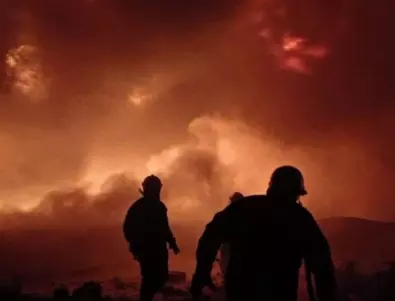Огромен пожар бушува в Житомир след въздушен обстрел по рафинерии (ВИДЕО)