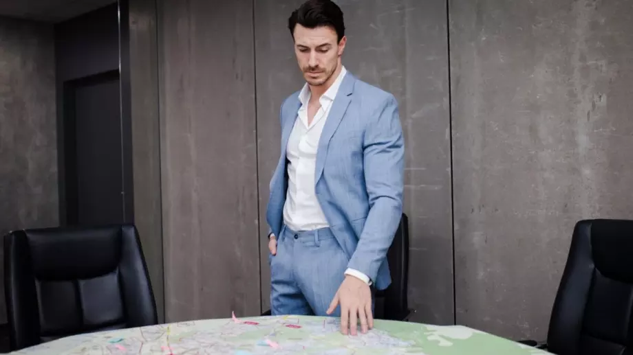 РАЗКРИТИЕ: Виктор Стоянов, забелязан с новата, държейки я за ръката (СНИМКА)