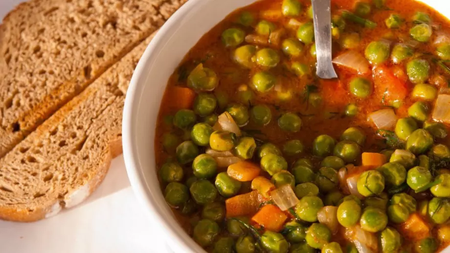 Постна яхния с грах