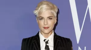 Селма Блеър в иконична кампания за първи път след диагнозата (ВИДЕО)