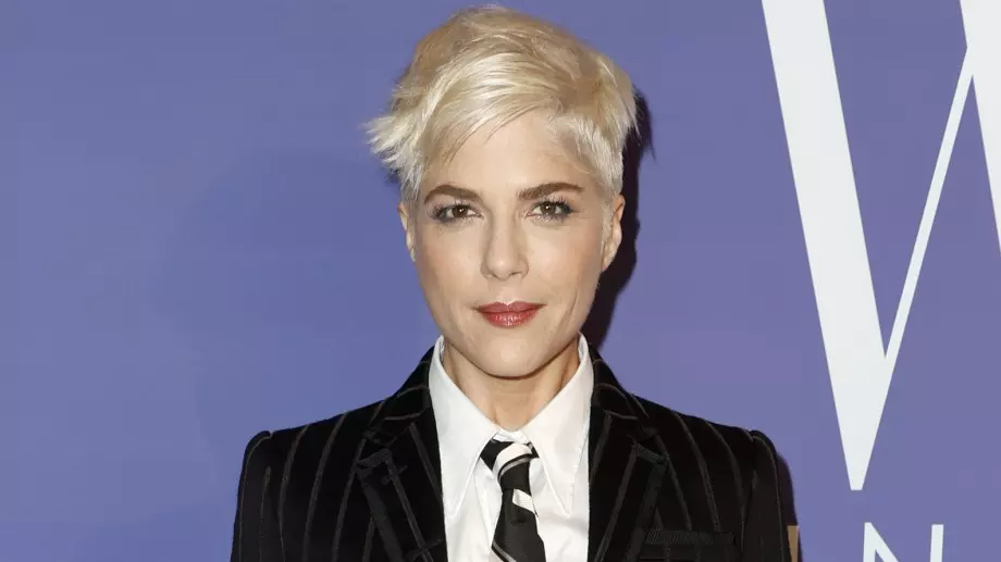 Селма Блеър в иконична кампания за първи път след диагнозата (ВИДЕО)