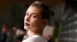 Хейли Бийбър изгря в секси кампания, редом до Наоми Кембъл и Жизел Бюндхен (ВИДЕО)