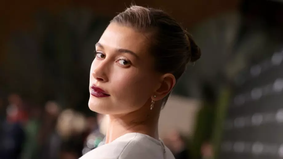 Хейли Бийбър изгря в секси кампания, редом до Наоми Кембъл и Жизел Бюндхен (ВИДЕО)