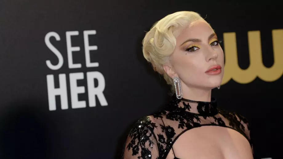 Лейди Гага прикова погледите с разголена рокля (СНИМКИ)