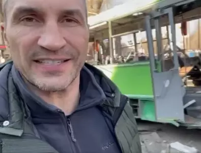Разруха в Киев: Ракета разруши сгради, удари автобус (ВИДЕО)