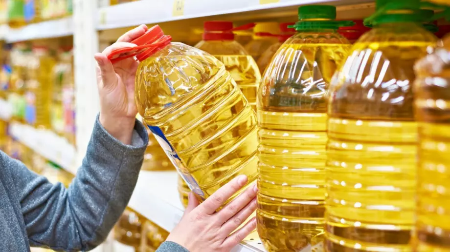 Олиото поскъпва двойно по пътя от склада до хранителния магазин