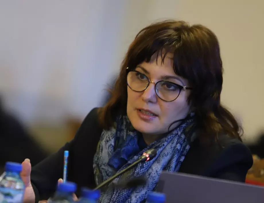 Здравният министър вярва, че българинът се ваксинира срещу Ковид като му дават пари или когато вирусът тръгне