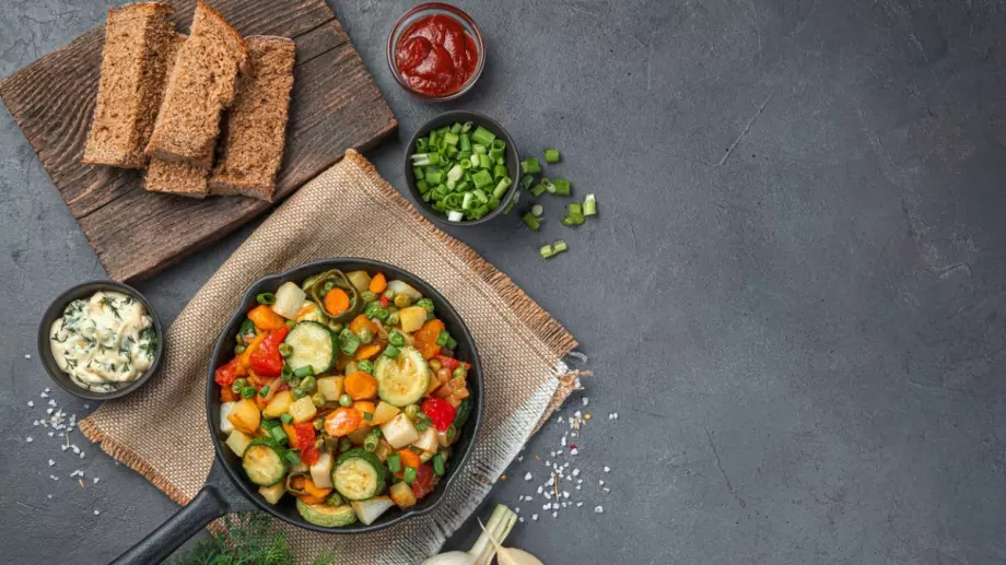 Овкусени зеленчуци с къри и чесън