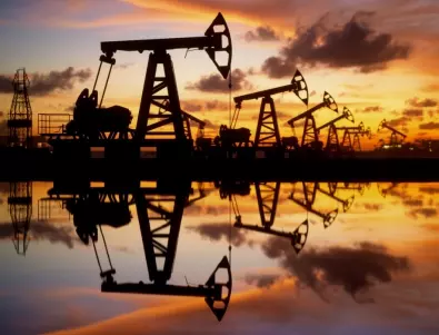Защо цената на петрола падна с 30% за седмица?