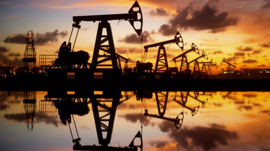 Цените на петрола поеха надолу заради слабите икономически данни от Китай