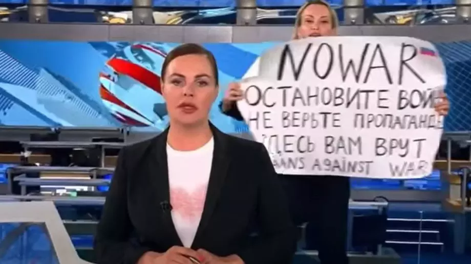 Фабрика за пропаганда: Избягалата руска журналистка Овсянникова с автобиография