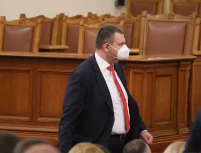По време на речта на Костадинов: Депутати напускат залата, сред тях и Делян Пеевски