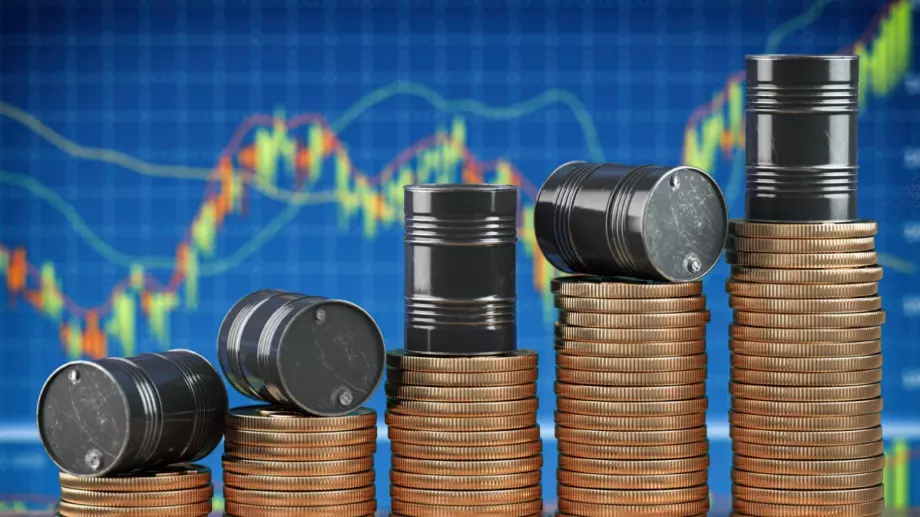 Петролът поскъпна до 2-месечен връх в очакване на ембарго срещу Русия