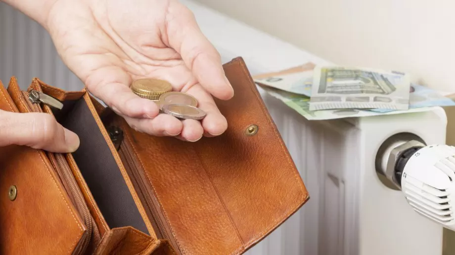 Изплащат помощи заради скъпото парно на 300 000 души следващата зима