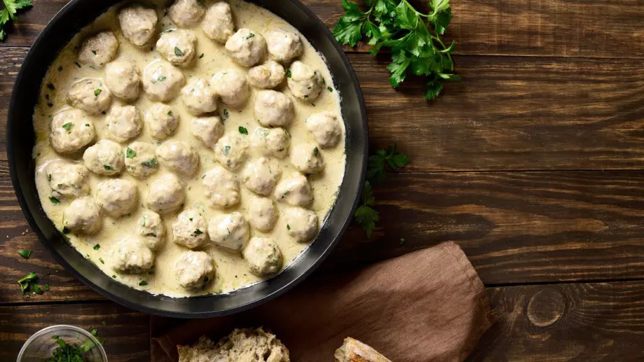Най-вкусните пилешки кюфтета в млечен сос
