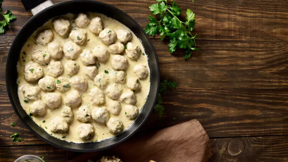 Бабините кюфтенца в млечен сос - по-вкусни и от преди