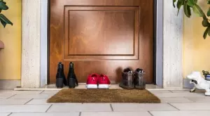 Женски виц за 12 ноември 2023: На вратата се звъни, жената отвътре говори