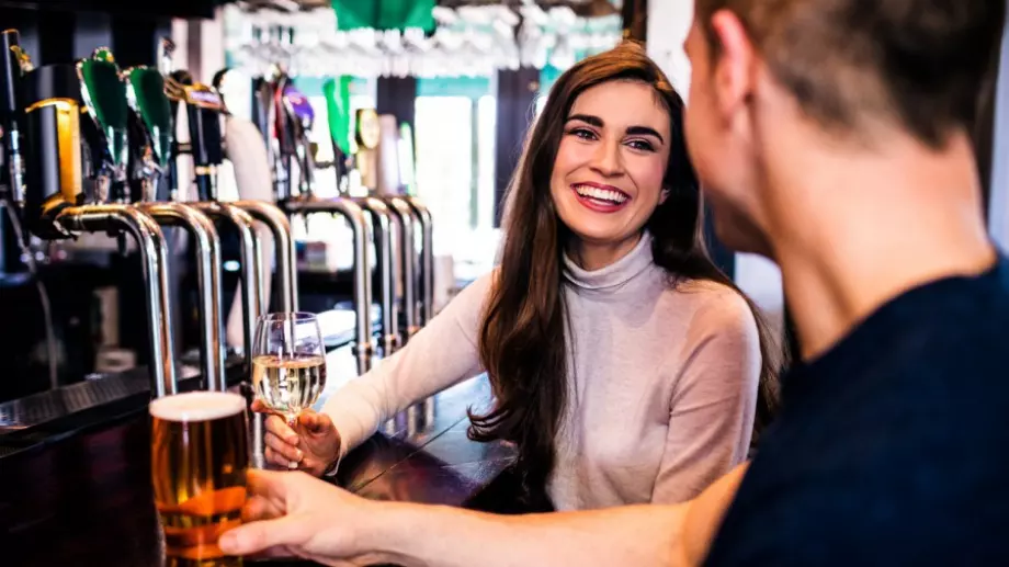 Виц на деня: Младеж от провинцията влиза в софийски бар