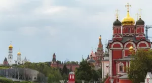 Дронове удариха и повредиха жилищни сгради в Москва