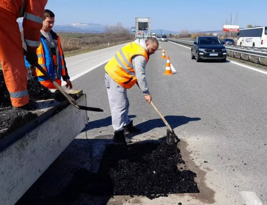 АПИ: Изкърпването на дупките по пътищата със студена асфалтова смес е аварийно и временно решение