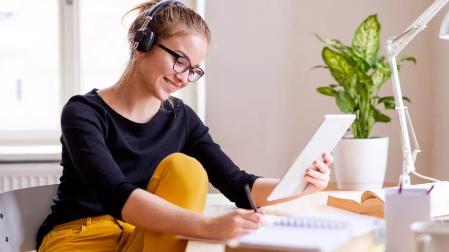 Младеж или младеш: Как се пише правилно?