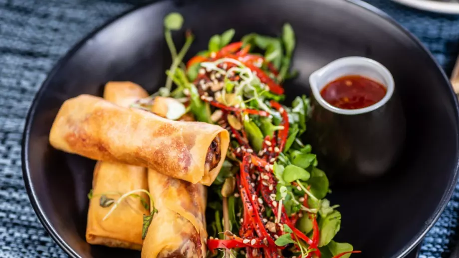 Рулца с яйца и зеленчуци