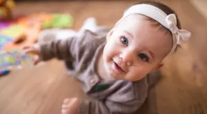 Защо е важно бебето да лази, преди да проходи?