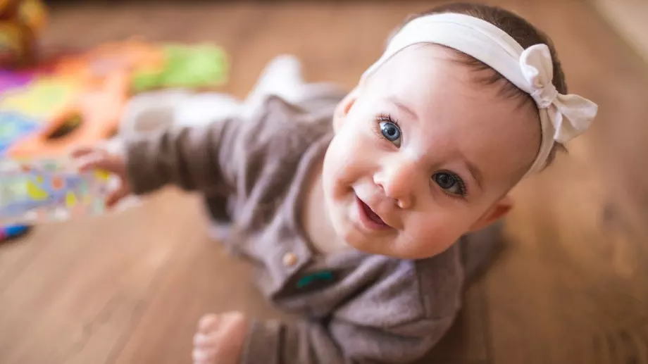 Защо е важно бебето да лази, преди да проходи?