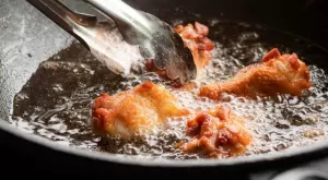Трик, с който да пържите без олиото да пръска навсякъде