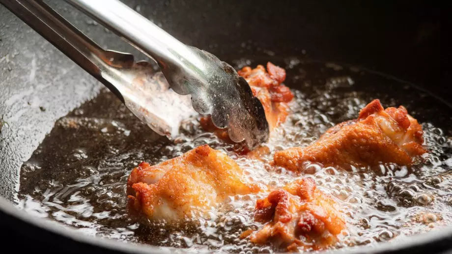 Ето какво слагат хитрите домакини в тигана, за да не пръска олиото