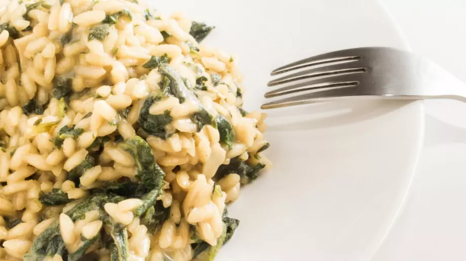 Апетитен ориз с лук и спанак