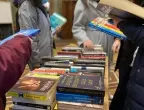 Студенти помагат на хора в нужда с коледен благотворителен базар на книги.