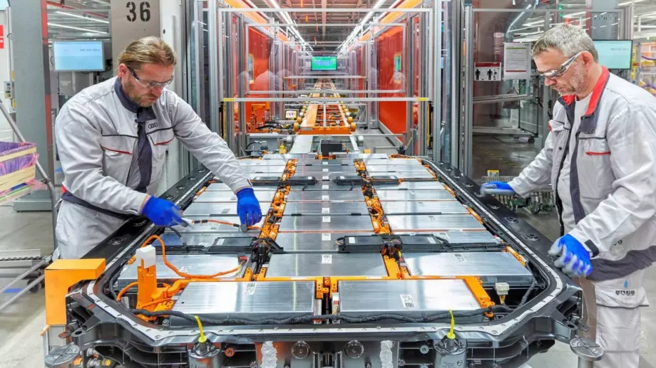 Защо Китай ограничава износа на основни материали за електромобилите?