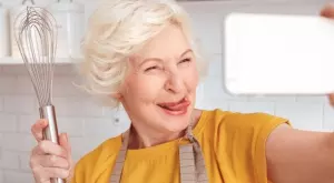 Виц за деня: Баба се вози в междуселски автобус