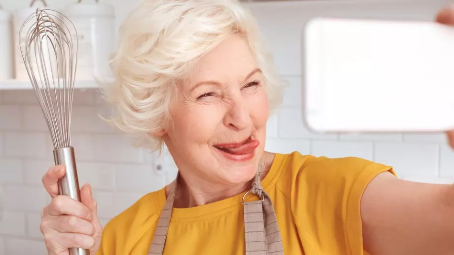 Виц за деня: Баба се вози в междуселски автобус