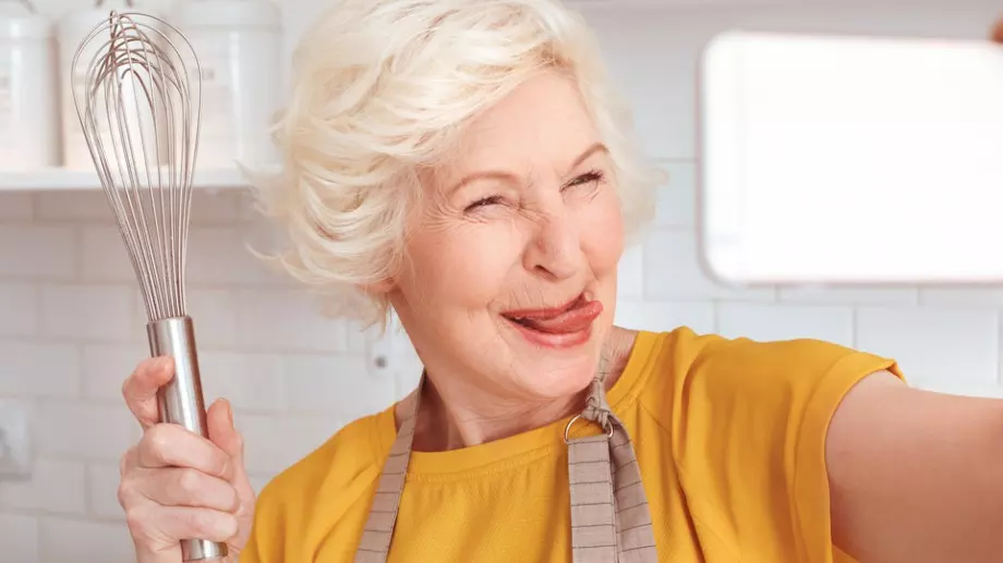 Виц за 11 април 2023: По време на неделна литургия свещеник пита...