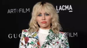 Мълния ударила самолета на Майли Сайръс (ВИДЕО)