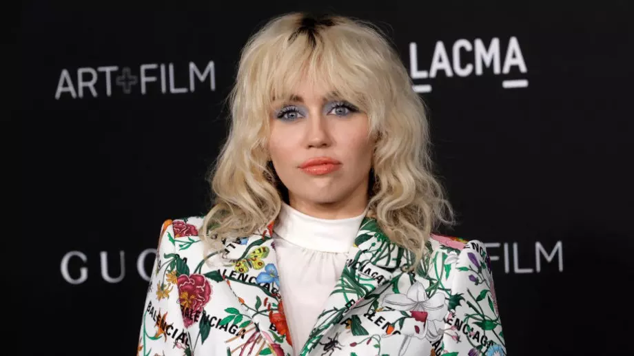 Мълния ударила самолета на Майли Сайръс (ВИДЕО)