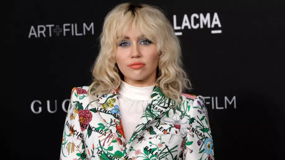 Майли Сайръс запали всички момичета по новата си песен