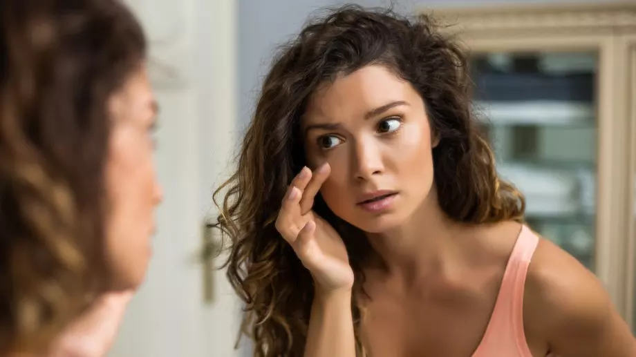 Защо имате торбички под очите и как да ги лекувате с натурални средства?