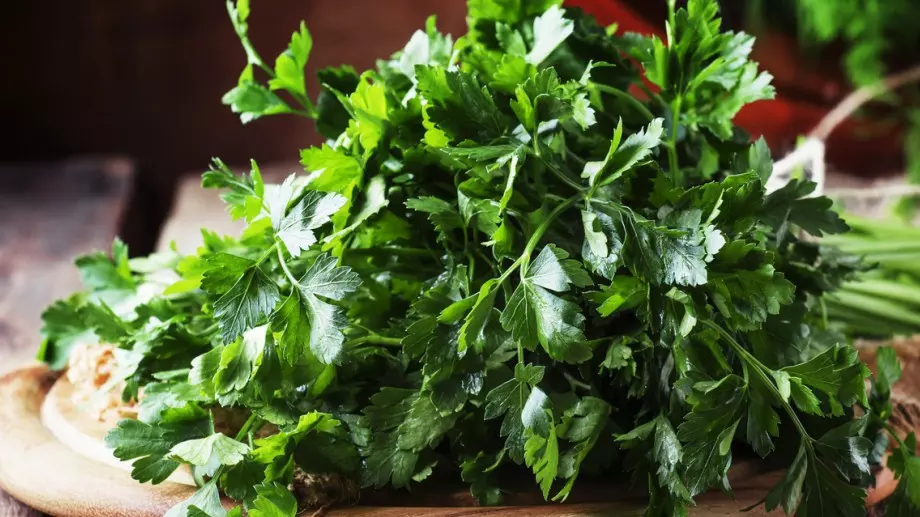 Този прост лек с магданоз чисти камъни в бъбреците