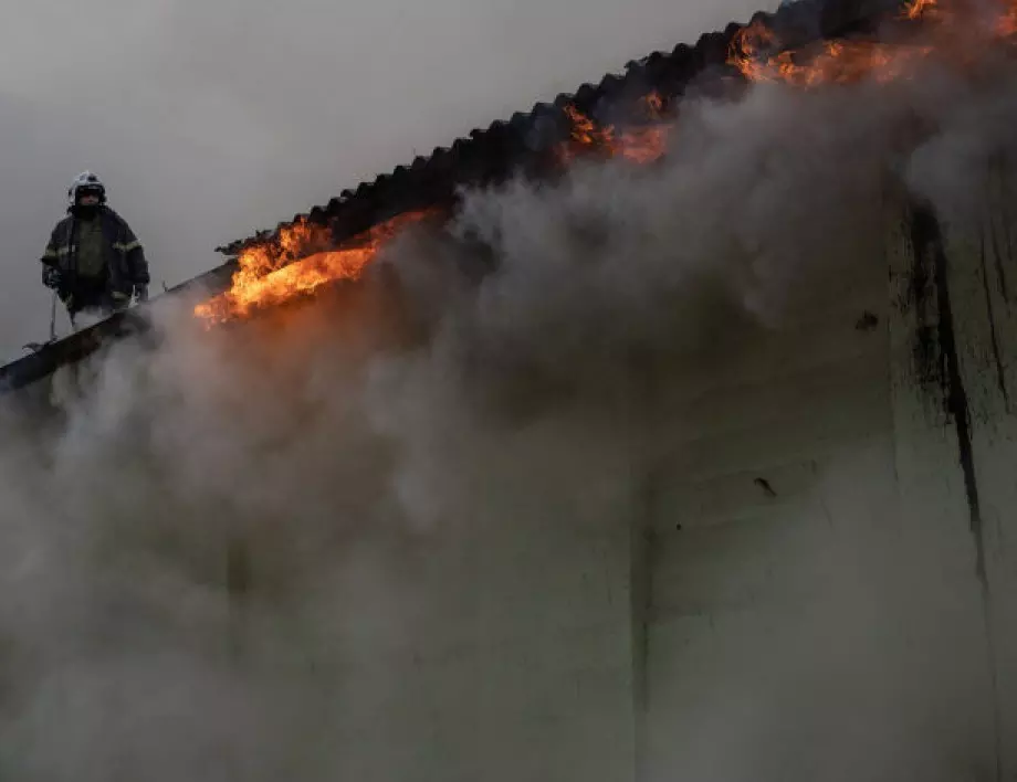 ВИДЕО: Голям пожар в химически завод в Московски регион, петокласник атакува паметник с вечен огън