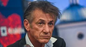 Шон Пен лично помага на бежанците в Украйна