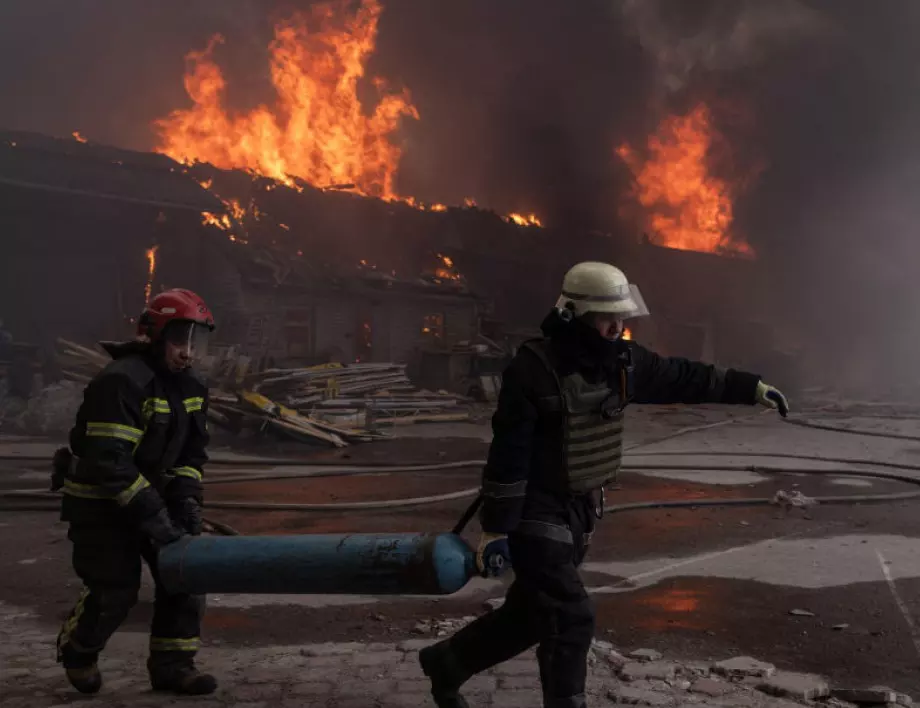 Пожар гори в бизнес център в Москва, има блокирани хора в сградата (ВИДЕО)